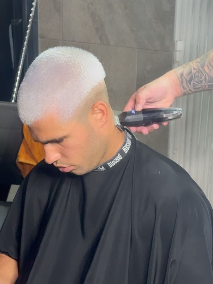 Carlos Alcaraz estrena nuevo look y se tiñe el pelo de platino