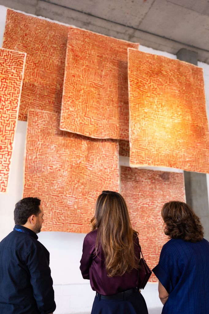 La reina Rania de Jordania en la inauguración de la exhibición de arte 'Layered Becoming' en Aqaba