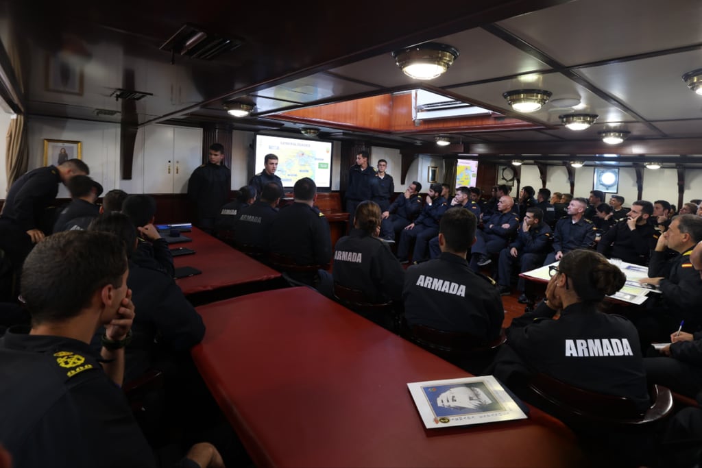 Los guardiamarinas del buque escuela Juan Sebastián De Elcano navegan por el Estrecho de Magallanes 