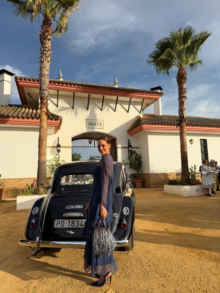 Eva González con vestido de invitada de Nicolás Montenegro en la boda de su prima en Sevilla, 2026.