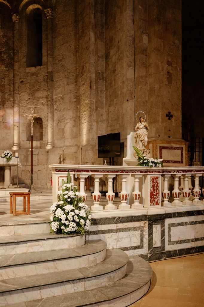 Decoración de iglesia de boda con flores blancas