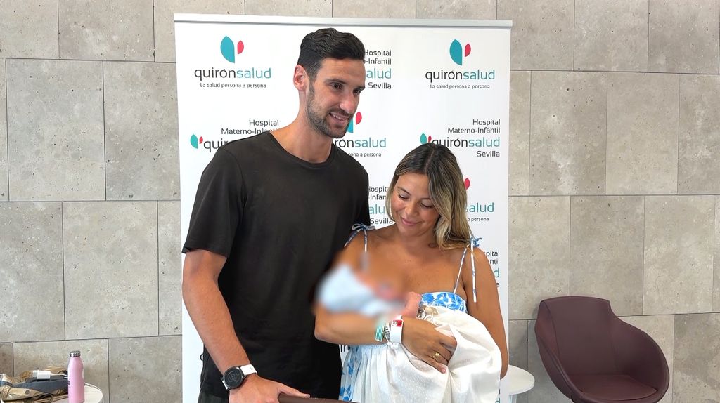 Alba Silva y Sergio Rico salen del hospital con su bebé