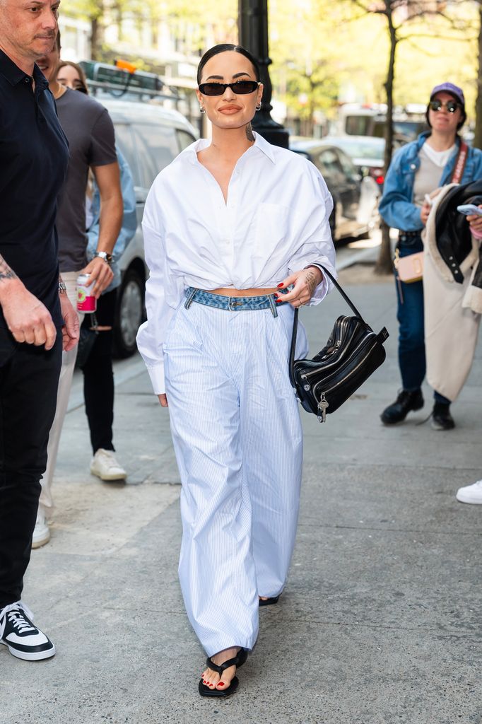 Demi Lovato demuestra que las uñas rojas pueden incluso crear contraste en un atuendo limpio.
