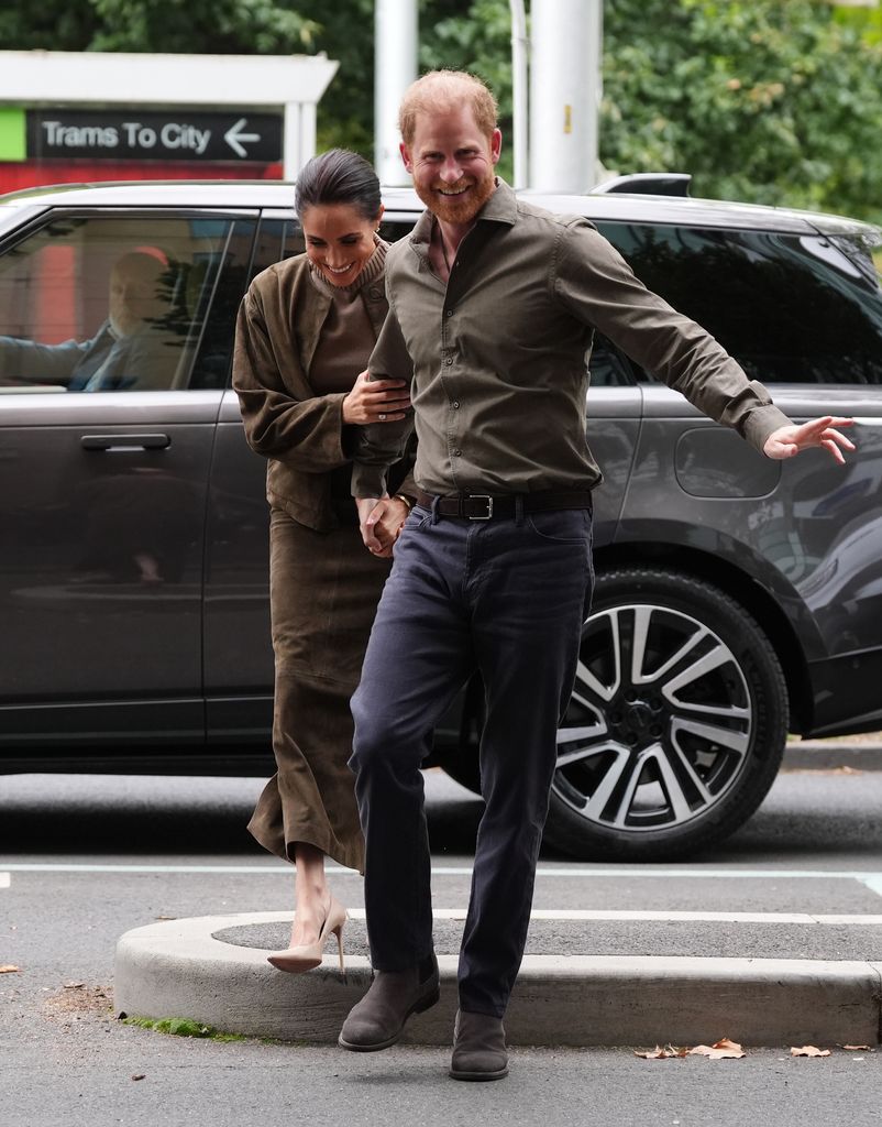 Meghan Markle y el príncipe Harry en Australia, en su primer día de un viaje de cuatro, el cual tiene fines filantrópicos y privados.