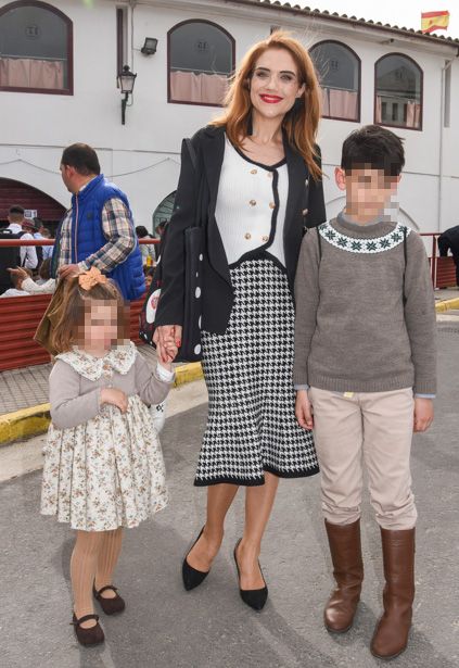Beatriz Trapote junto a dos de sus tres hijos