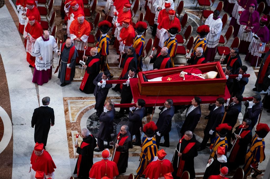El féretro del Papa Francisco entrando a la Basílica de San Pedro