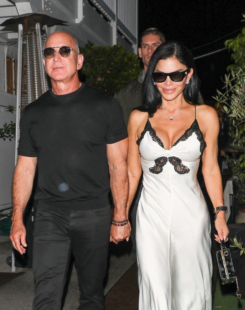 Jeff Bezos y Lauren Sanchez tomados de la mano en una romántica salida con amigos 