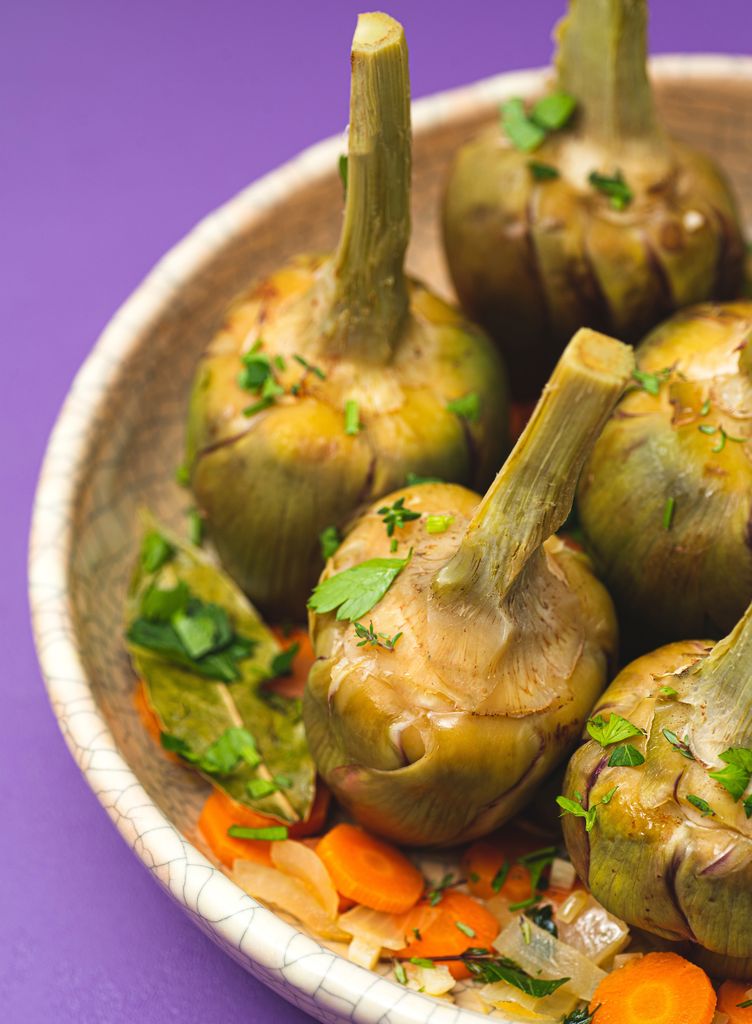 Barigoule de alcachofas, plato tradicional de Francia. 