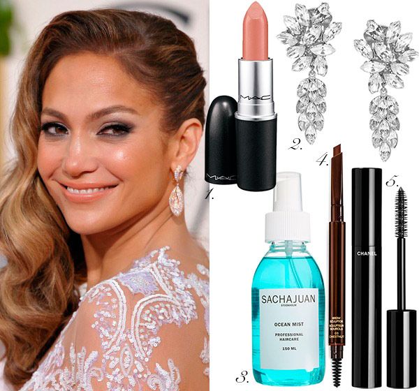 JENNIFER LÓPEZ Morena, con melena ligeramente ombré, y cabellera igualmente partida hacia el lateral con caída en ondas, este look de Jennifer López pone de manifiesto lo diferente que resulta un mismo peinado sobre dos complexiones diametralmente opuestas, cambiando la tez de porcelana de Jessica Chastain por un moreno natural de tintes dorados. La actriz enfatiza la mirada, dando mayor fuerza a los pómulos, iluminados a juego con el lacrimal, balanceando las facciones y dando más protagonismo a la zona superior del rostro por encima de los labios, que también pasan a un segundo plano en un delicado tono nude. La clave: el ahumado en tonos tierra, que complementa los ojos marrones.
 

Get the look: 

1. Pincel escultor de cejas en color castaña, de Tom Ford. 2. Máscara de precisión Le Volume, de Chanel. 3. Pendientes de inspiración vegeatl con cristales de Swarovski, de Ben-Amun. 4. Barra de labios Cremesheen + Pearl, de MAC. 5. Ocean Mist para las ondas del cabello, de Sachajuan. 6. Soleil Tan, de Chanel, base de maquillaje bronceadora. © Tom Ford © Chanel © Nordstrom © Net-a-porter

