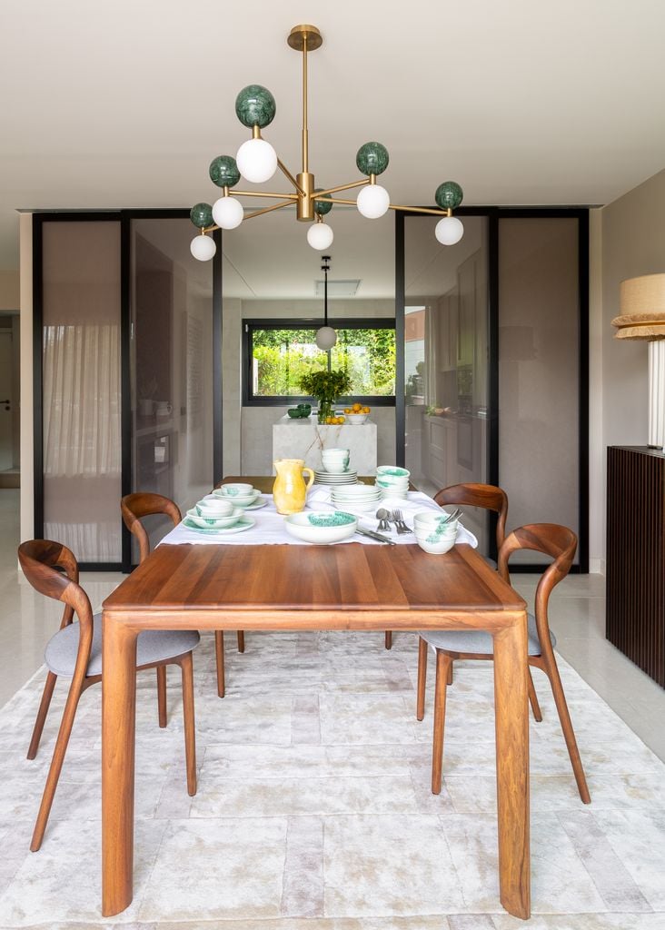 Comedor con lámpara de techo de bolas