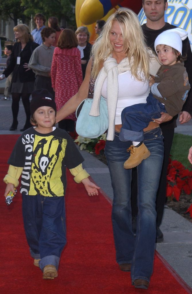 Pamela Anderson con sus hijos Brandon Thomas y Dylan Jagger en una foto de 2001.