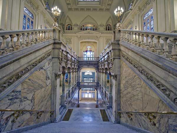 La segunda edición de Open House Madrid, que tiene lugar durante los días 1 y 2 de octubre, permite 'tomar' el pulso a los espacios urbanos de la capital. En la imagen el edificio del Banco de España
