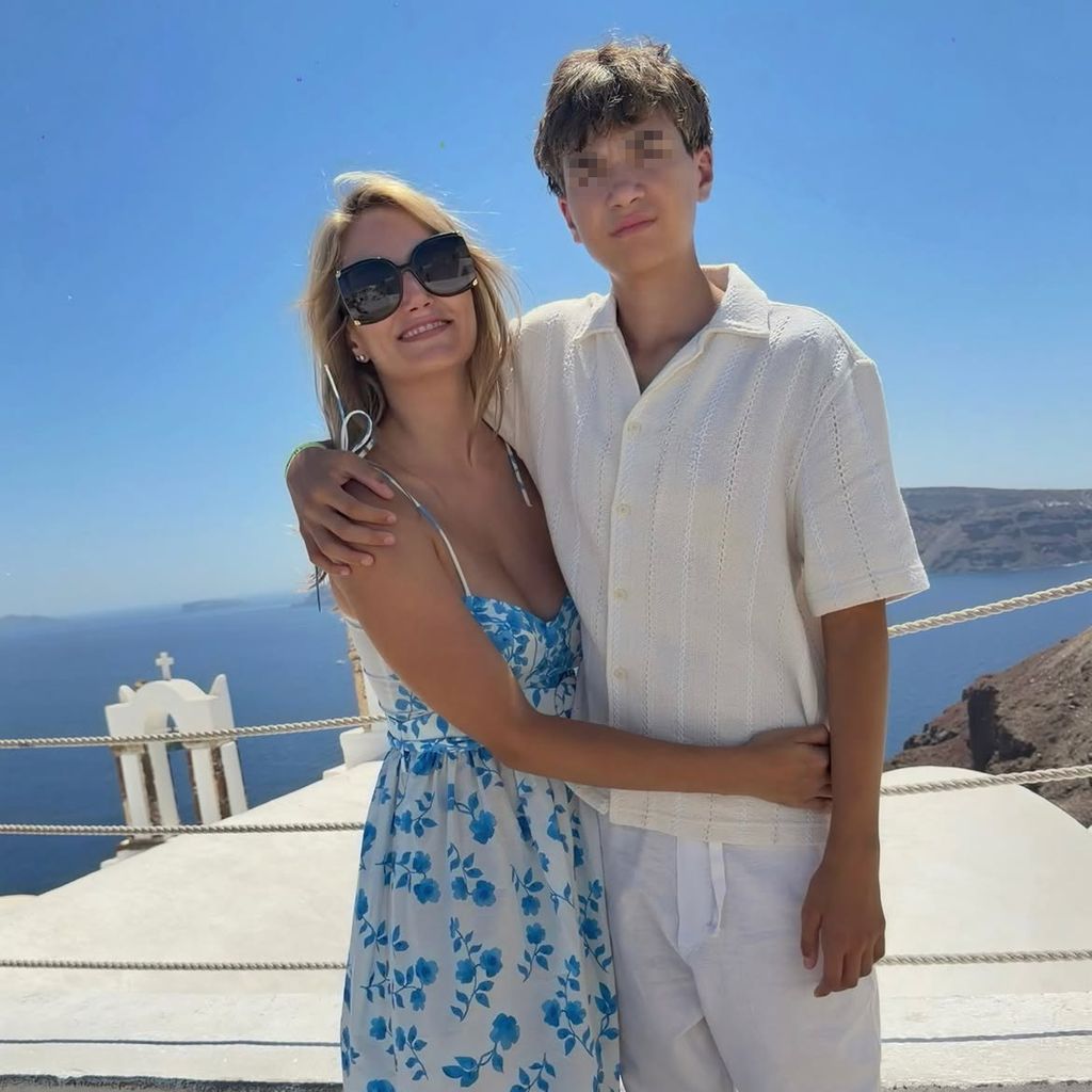 Alba Carrillo y su hijo Lucas, de 14 años, en Santorini