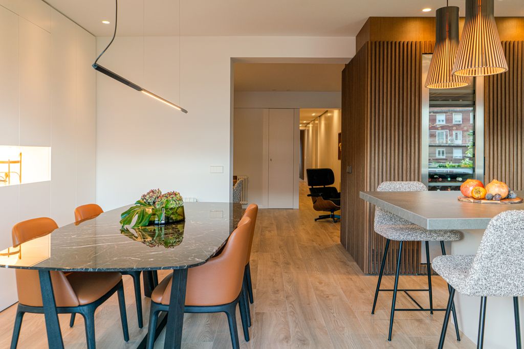 Comedor y cocina iluminado. 
