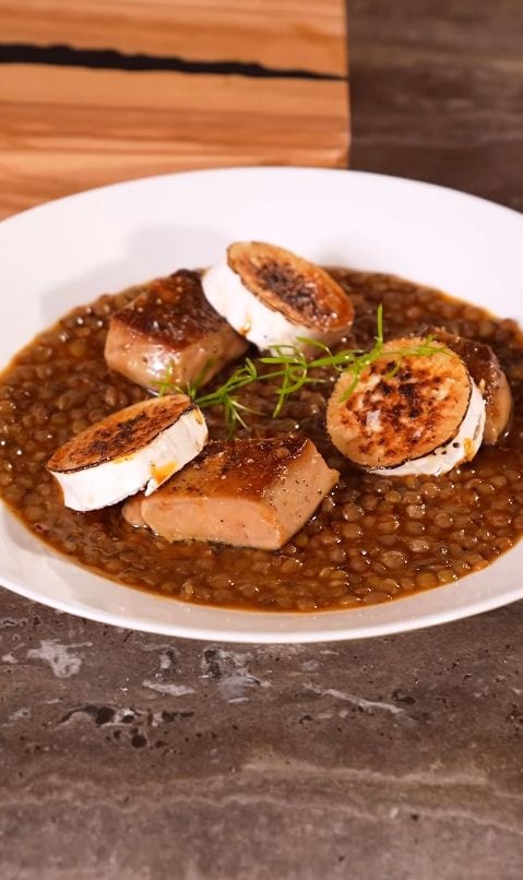 Lentejas con foie y queso gratinado: así luce el aspecto final de la receta de García.