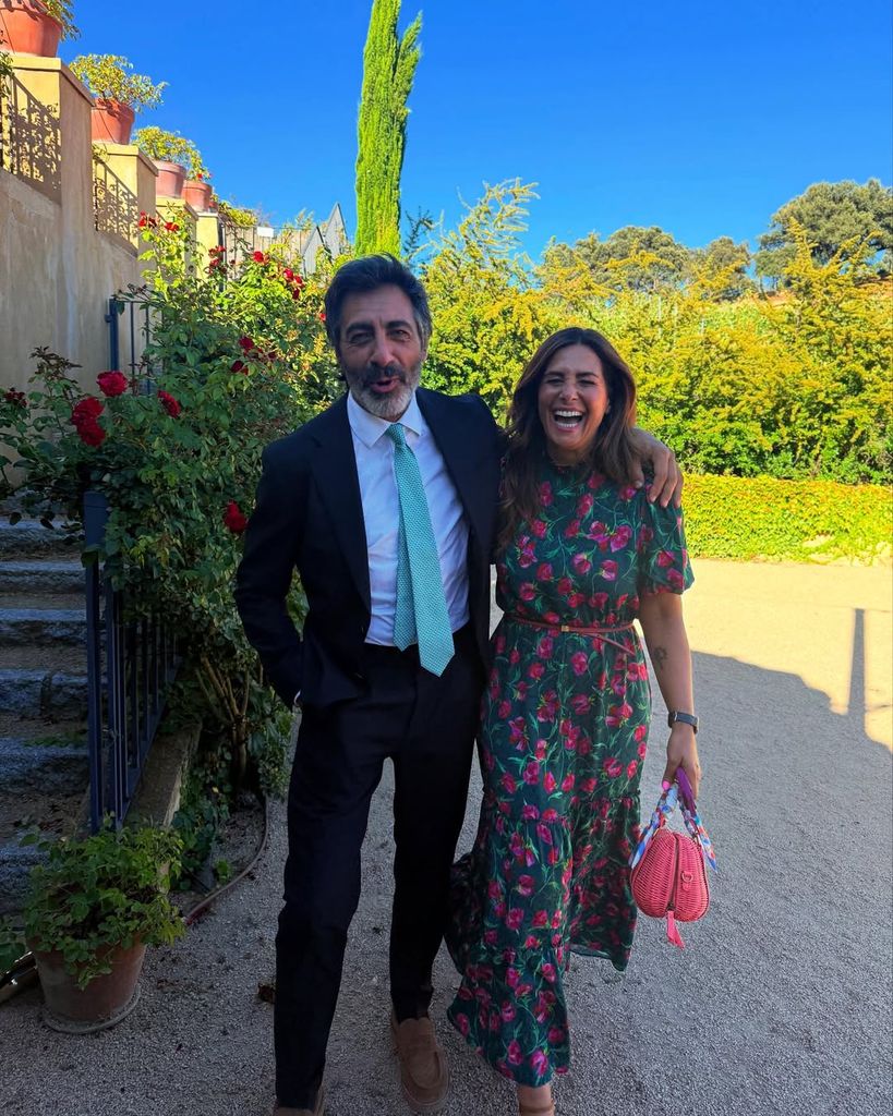 Nuria Roca y Juan del Val abrazados y riendo como ejemplo de buena pareja