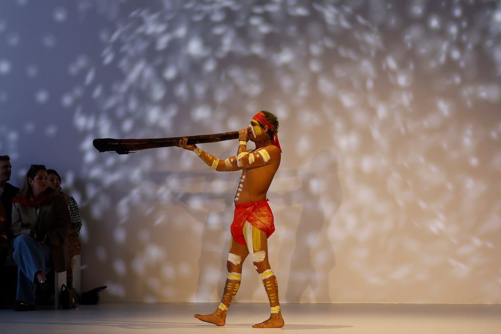 Un aborigen tocando el didgeridoo en Sidney