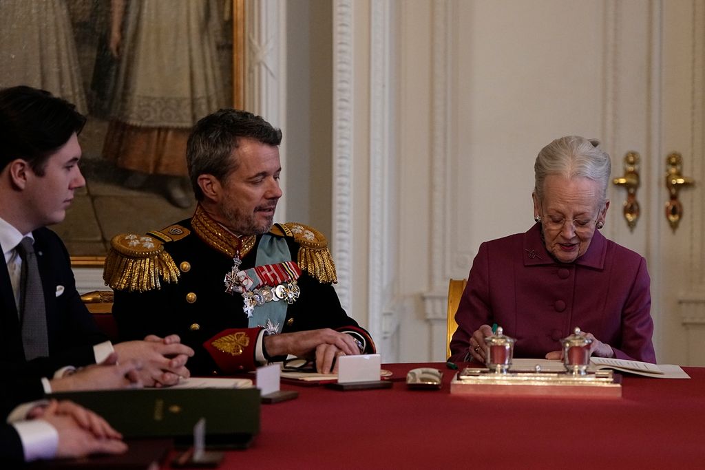 Plano medio de Federico, Christian y Margarita de Dinamarca en su abdicación