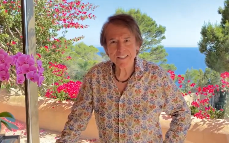 El exterior de su casa en Ibiza destaca por la presencia de las plantas que aportan color y energía