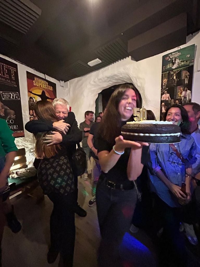 Carlota Velasco sorprende a su hermana Manuela Velasco con una tarta de cumpleaños