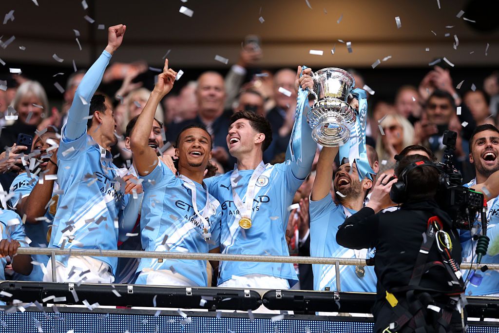Los jugadores del Manchester City levantan la FA Cup como flamantes ganadores