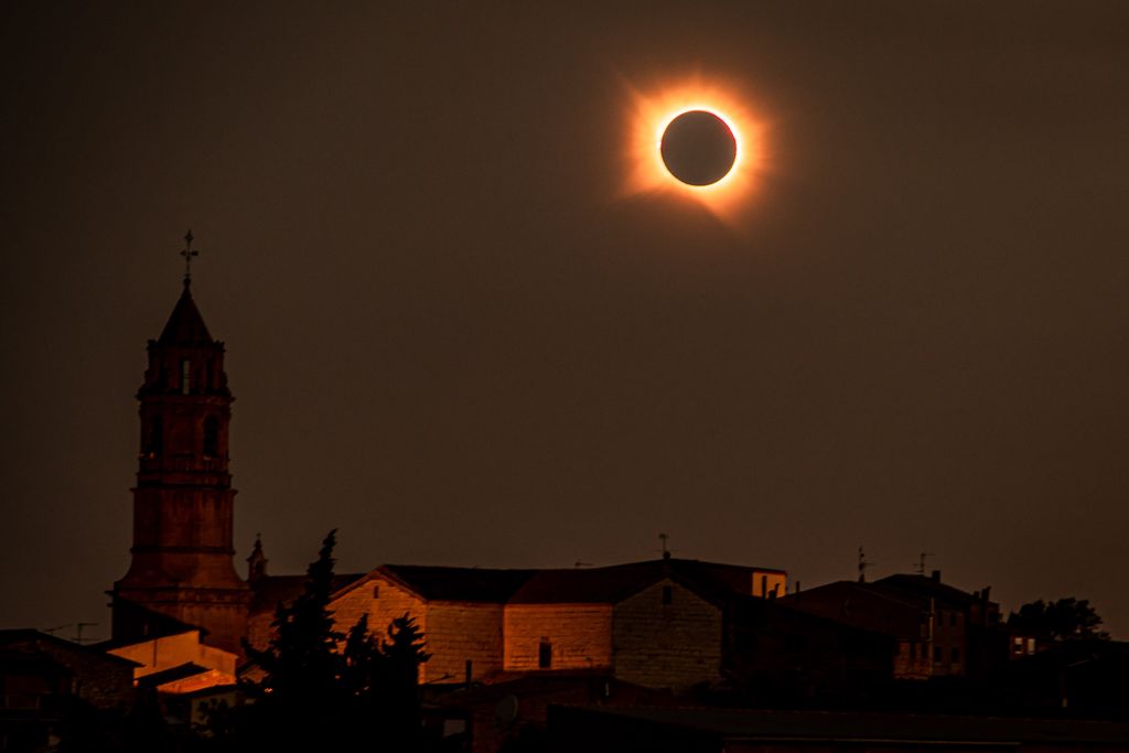 La silueta del campanario de la iglesia de Llardecans, en Lleida, comparte protagonismo con el eclipse total de Sol en una de las fotografías más evocadoras de la jornada.