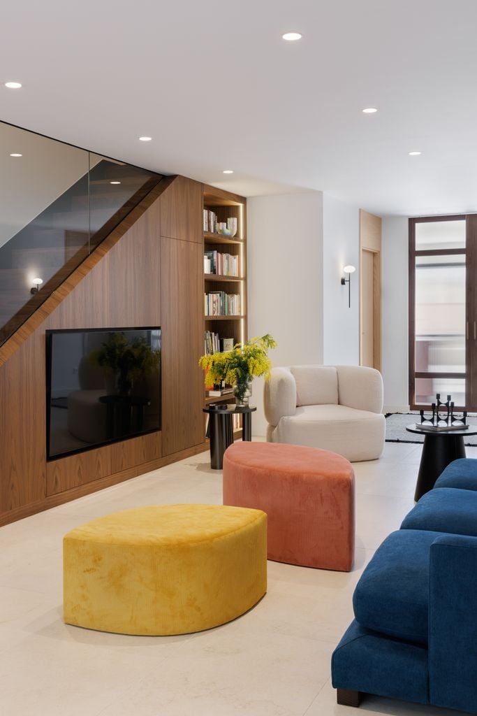 Salón con pufs tapizados, con los que interactuar de distintos modos