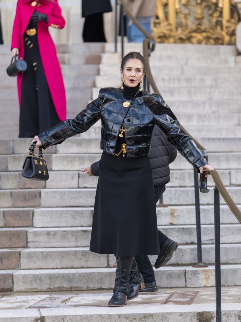Lynda Carter, la icónica 'Wonder Woman', y su hija deslumbran en la Semana de la Moda de París