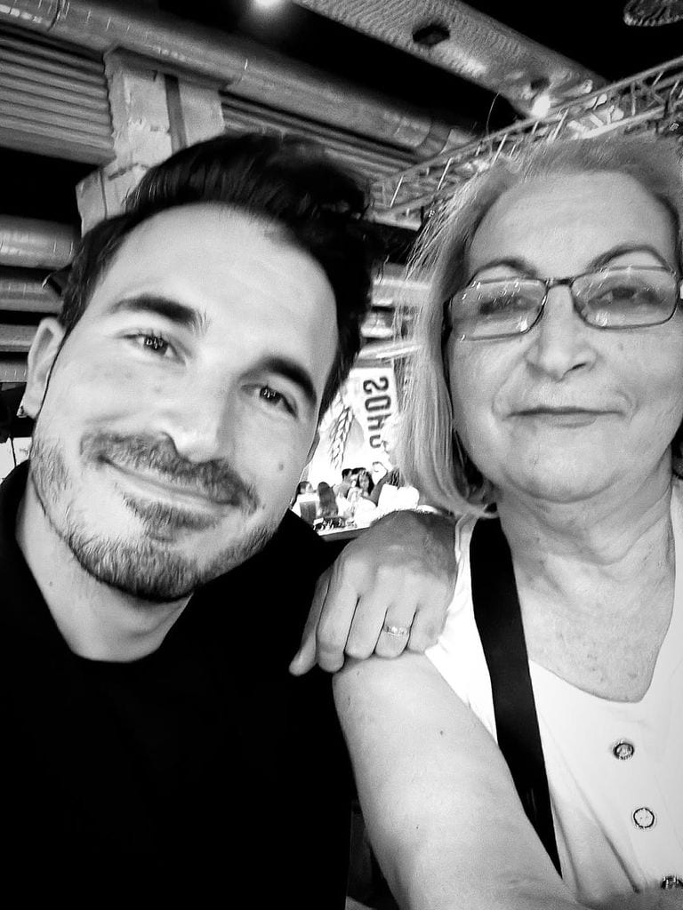 Javier Castillo en una imagen con su madre