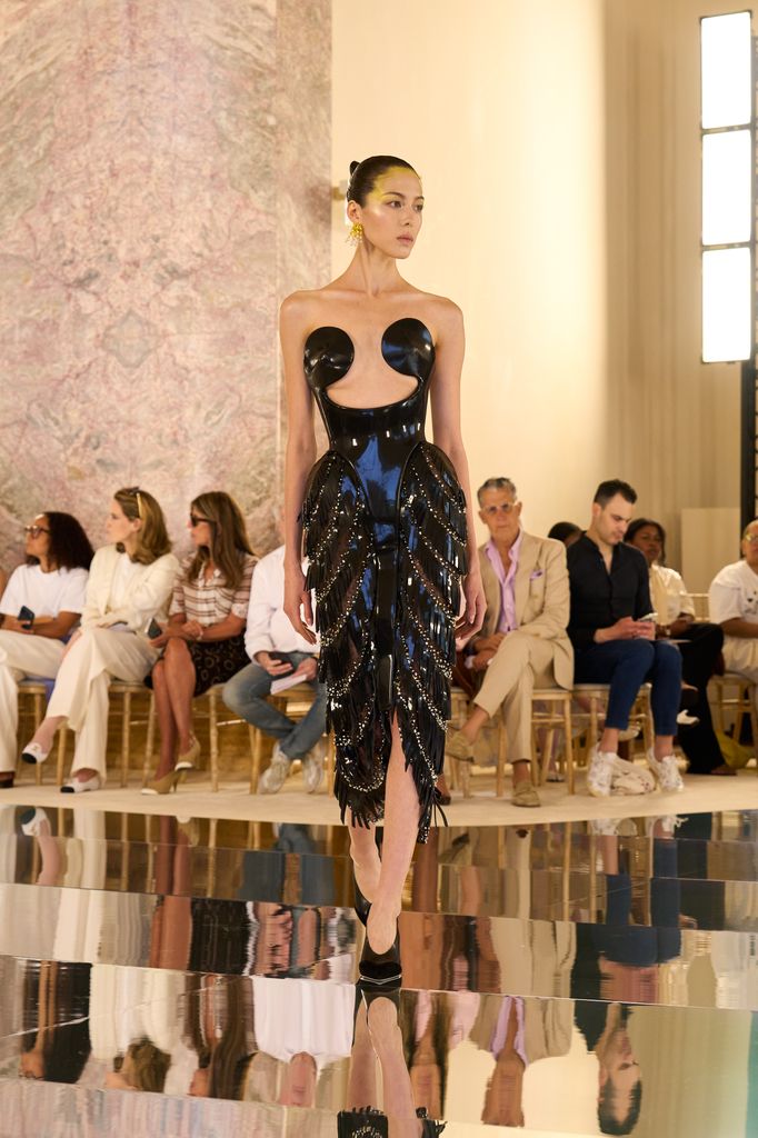 Tras reconciliarse con Taylor Swift para su boda, Karlie Kloss aterriza en París y desfila para la Alta Costura de Schiaparelli