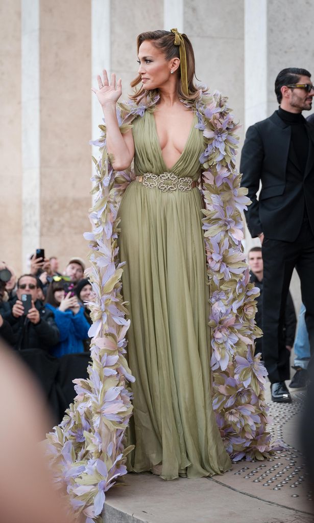 con un total look de elie saab jlo confirm que el verde es infaltable
