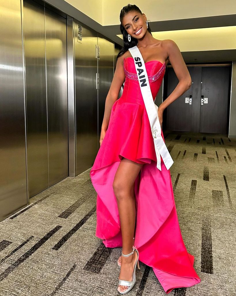 Plano entero de Michelle Jiménez con vestido fucsia