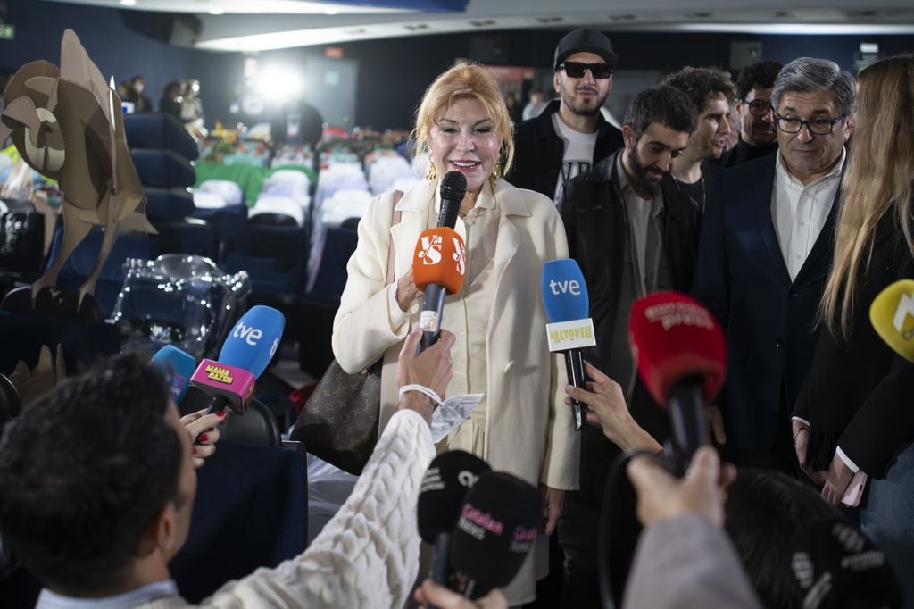 Carmen Thyssen atendiendo a los medios de comunicación