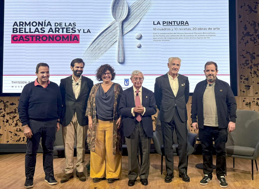 Varios cocineros con Isabel Fuentes, directora de CaixaForum Madrid y Rafael Ansón, presidente de la Comunidad de la Comunidad Europea de la Nueva Gastronomía.