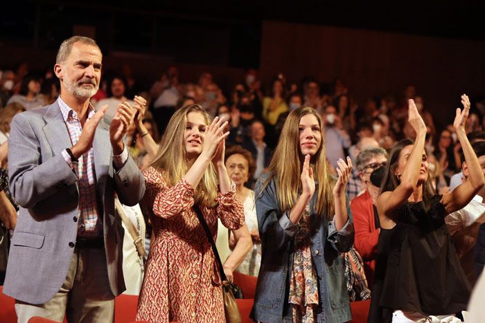 Los Reyes y sus hijas aplauden a María Pagés