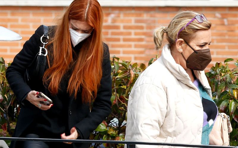 Alejandra Rubio y Carmen Borrego salen de un restaurante