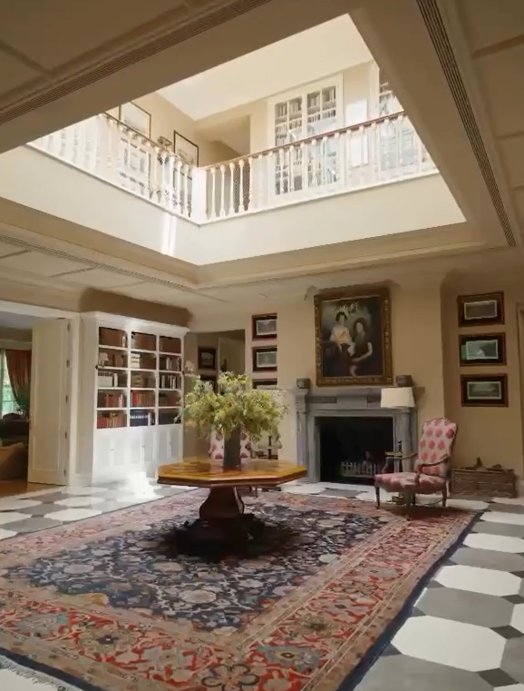 El impresionante hall que actúa como hilo conductor en la vivienda
