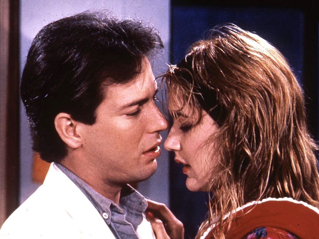Primer plano de Carlos Mata y Jeanette Rodríguez de jovenes en la telenovela 'Cristal'
