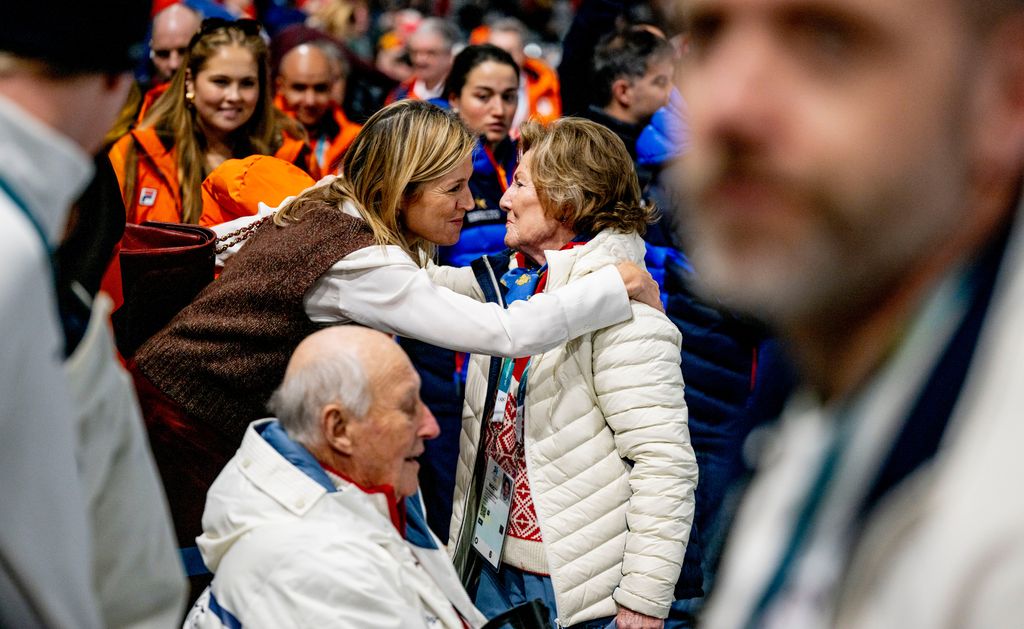 Guillermo, Maxima y Amalia de Holanda saludando a los reyes Harald y Sonia de Noruega en los Juegos Olímpicos de Invierno Milano Cortina 2026