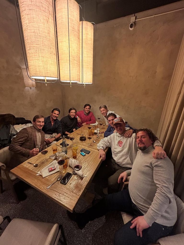 Los 8 amigos, en el restaurante