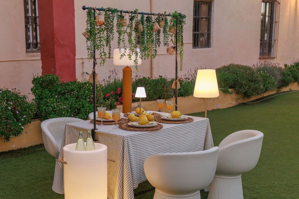 Comedor de verano con fuerte presencia de plantas, que alegran y refrescan el ambiente