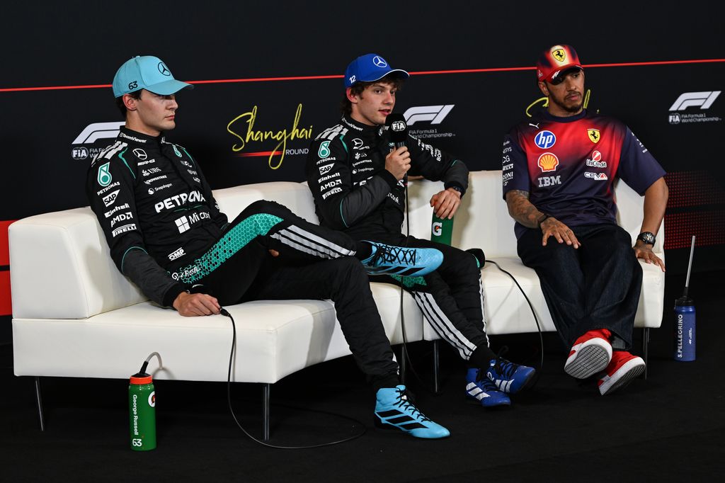 El piloto italiano (en el centro), con Russell  y Hamilton en la rueda de prensa posterior