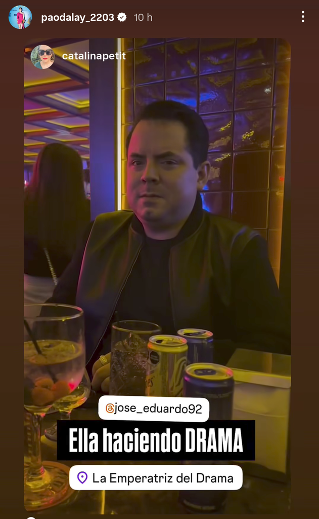 José Eduardo lució su nuevo estilo en una salida con Paola y algunos amigos.