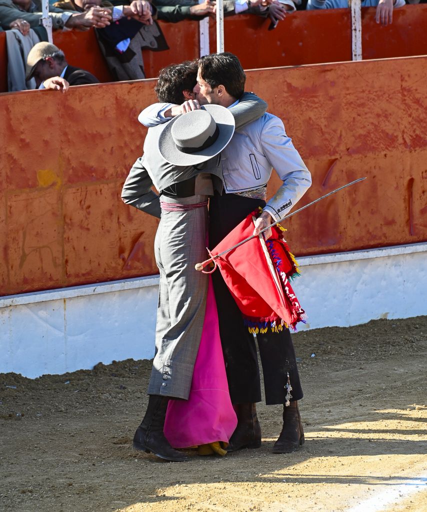 El abrazo entre Canales Rivera y Cayetano