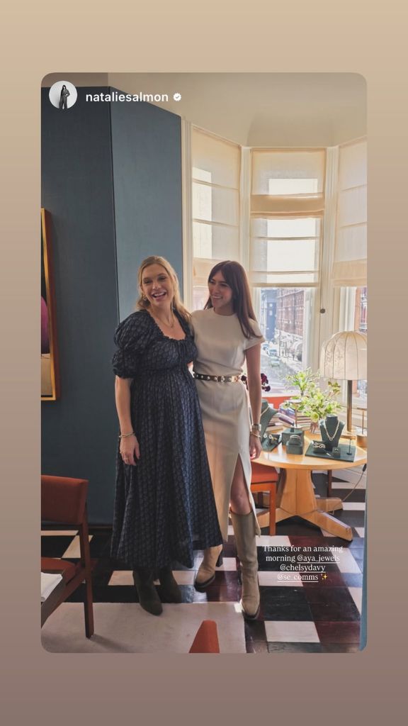 Chelsy posa con una de las invitadas