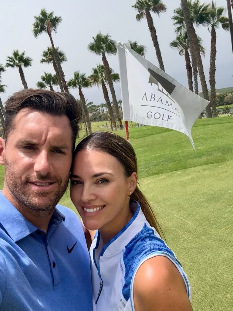 Helen Lindes jugando al golf con Rudy Fernández