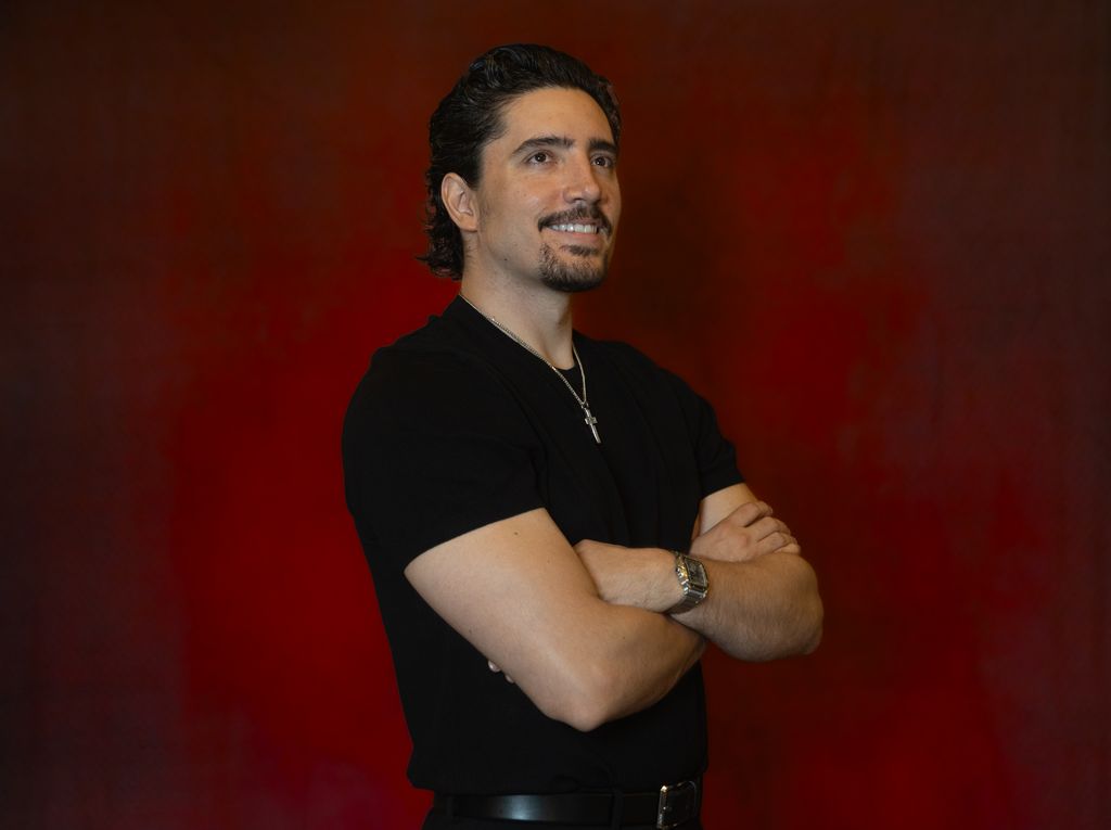 Alex Fernandez posa en Teatro Real, en Madrid, España.