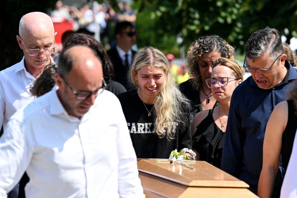 Maria Rodrigues, la mujer de André Silva, llora desconsoladamente en el funeral de su marido en Gondomar