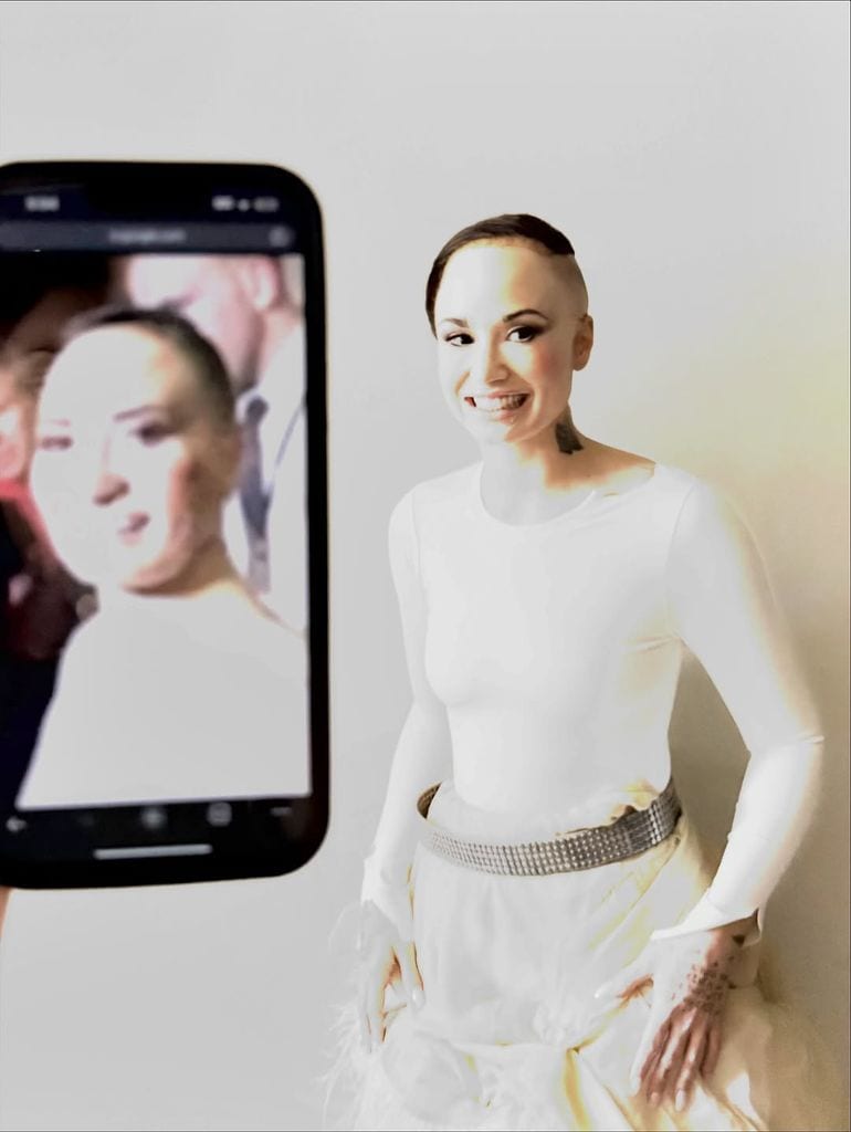 Demi Lovato disfrazada del meme 'Poot' en Halloween 2025.