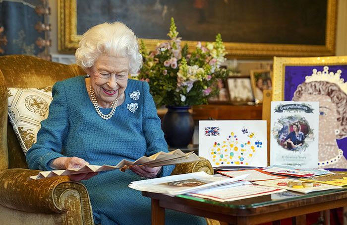 Isabel II, bajo seguimiento médico tras el positivo en covid del príncipe Carlos